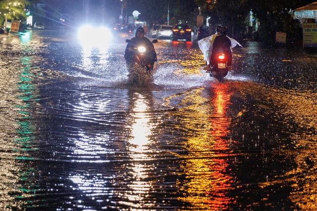 "Mưa xuống là không dám ngủ": Dân lao động TP.HCM vật lộn trắng đêm vì ngập, ngao ngán "chạy" đồ, tát nước - Ảnh 14. "Mưa xuống là không dám ngủ": Dân lao động TP.HCM vật lộn trắng đêm vì ngập, ngao ngán "chạy" đồ, tát nước - Ảnh 14.