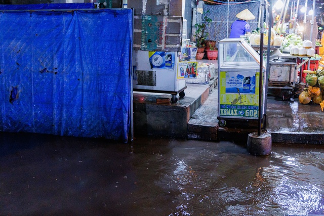 "Mưa xuống là không dám ngủ": Dân lao động TP.HCM vật lộn trắng đêm vì ngập, ngao ngán "chạy" đồ, tát nước - Ảnh 16. "Mưa xuống là không dám ngủ": Dân lao động TP.HCM vật lộn trắng đêm vì ngập, ngao ngán "chạy" đồ, tát nước - Ảnh 16.