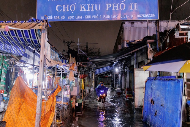 "Mưa xuống là không dám ngủ": Dân lao động TP.HCM vật lộn trắng đêm vì ngập, ngao ngán "chạy" đồ, tát nước - Ảnh 17. "Mưa xuống là không dám ngủ": Dân lao động TP.HCM vật lộn trắng đêm vì ngập, ngao ngán "chạy" đồ, tát nước - Ảnh 17.