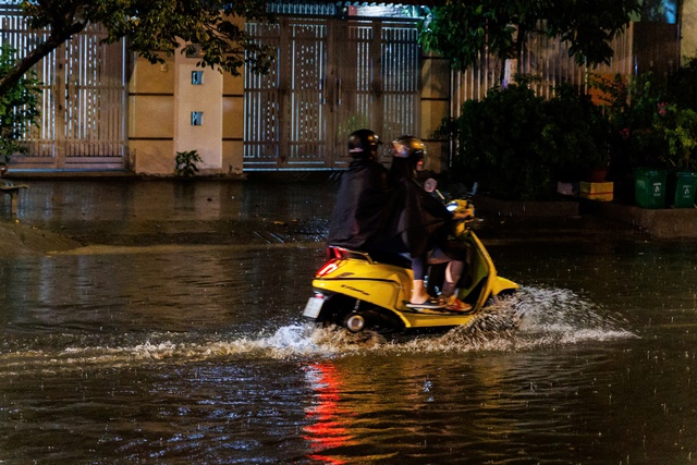 "Mưa xuống là không dám ngủ": Dân lao động TP.HCM vật lộn trắng đêm vì ngập, ngao ngán "chạy" đồ, tát nước - Ảnh 18. "Mưa xuống là không dám ngủ": Dân lao động TP.HCM vật lộn trắng đêm vì ngập, ngao ngán "chạy" đồ, tát nước - Ảnh 18.