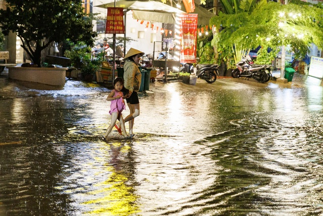 "Mưa xuống là không dám ngủ": Dân lao động TP.HCM vật lộn trắng đêm vì ngập, ngao ngán "chạy" đồ, tát nước - Ảnh 19. "Mưa xuống là không dám ngủ": Dân lao động TP.HCM vật lộn trắng đêm vì ngập, ngao ngán "chạy" đồ, tát nước - Ảnh 19.