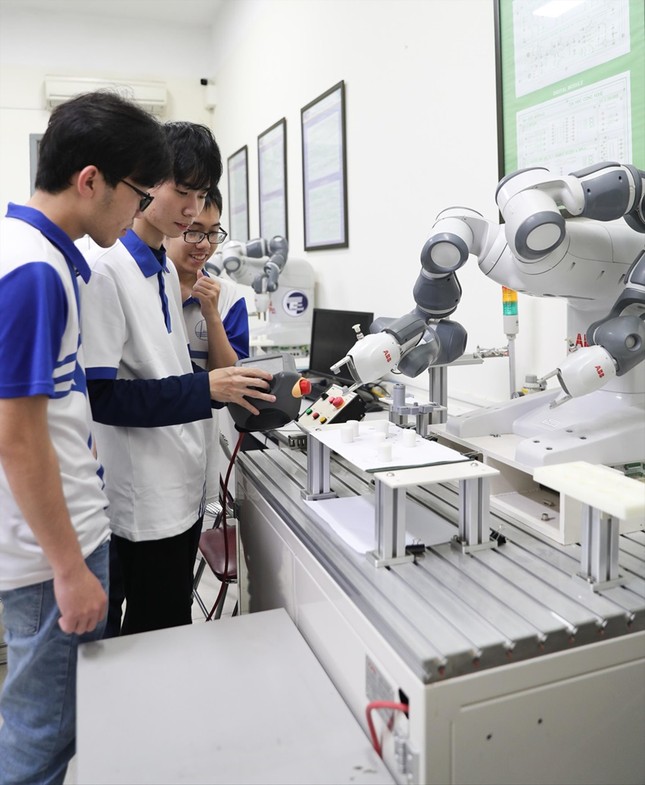 Tuyển sinh Đại học 2025: Lưu ý khi xét tuyển nhóm ngành vi mạch bán dẫn - Ảnh 1. Tuyển sinh Đại học 2025: Lưu ý khi xét tuyển nhóm ngành vi mạch bán dẫn - Ảnh 1.