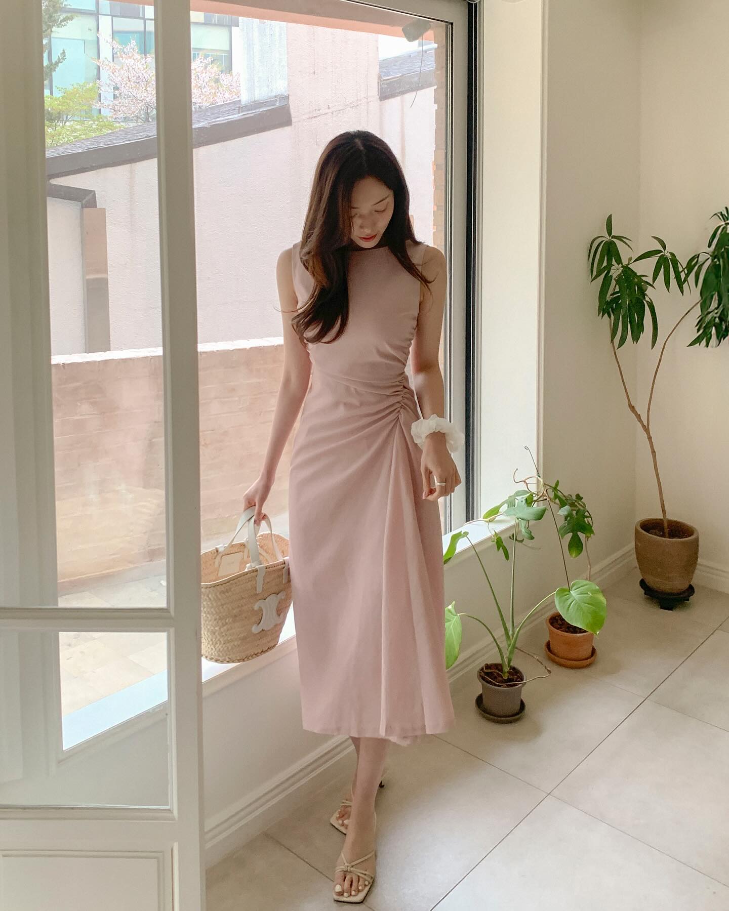 Váy và sandal: Sự kết hợp tôn dáng đỉnh cao và biến bạn thành nàng thơ trong mùa hè - Ảnh 1. Váy và sandal: Sự kết hợp tôn dáng đỉnh cao và biến bạn thành nàng thơ trong mùa hè - Ảnh 1.
