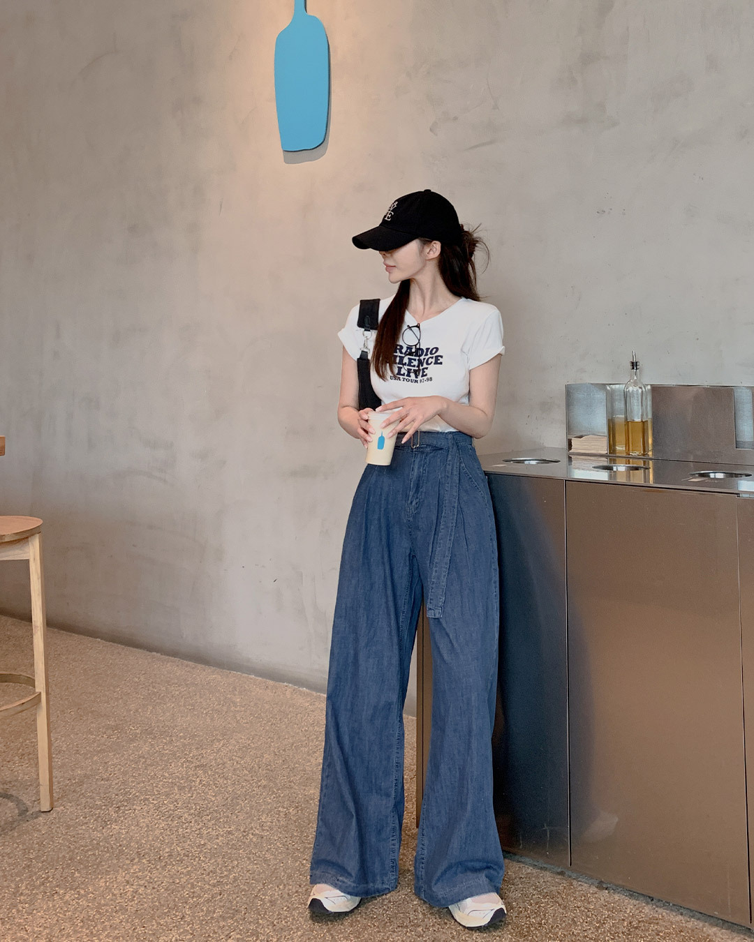 Mặc trang phục denim theo 9 cách này trong mùa hè là sành điệu và sang chảnh nhất - Ảnh 8. Mặc trang phục denim theo 9 cách này trong mùa hè là sành điệu và sang chảnh nhất - Ảnh 8.