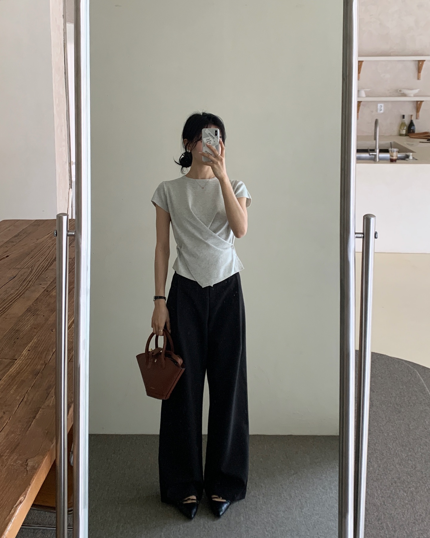 10 cách mặc quần đen sành điệu trong mọi hoàn cảnh, dành cho ai thích phong cách basic - Ảnh 7. 10 cách mặc quần đen sành điệu trong mọi hoàn cảnh, dành cho ai thích phong cách basic - Ảnh 7.