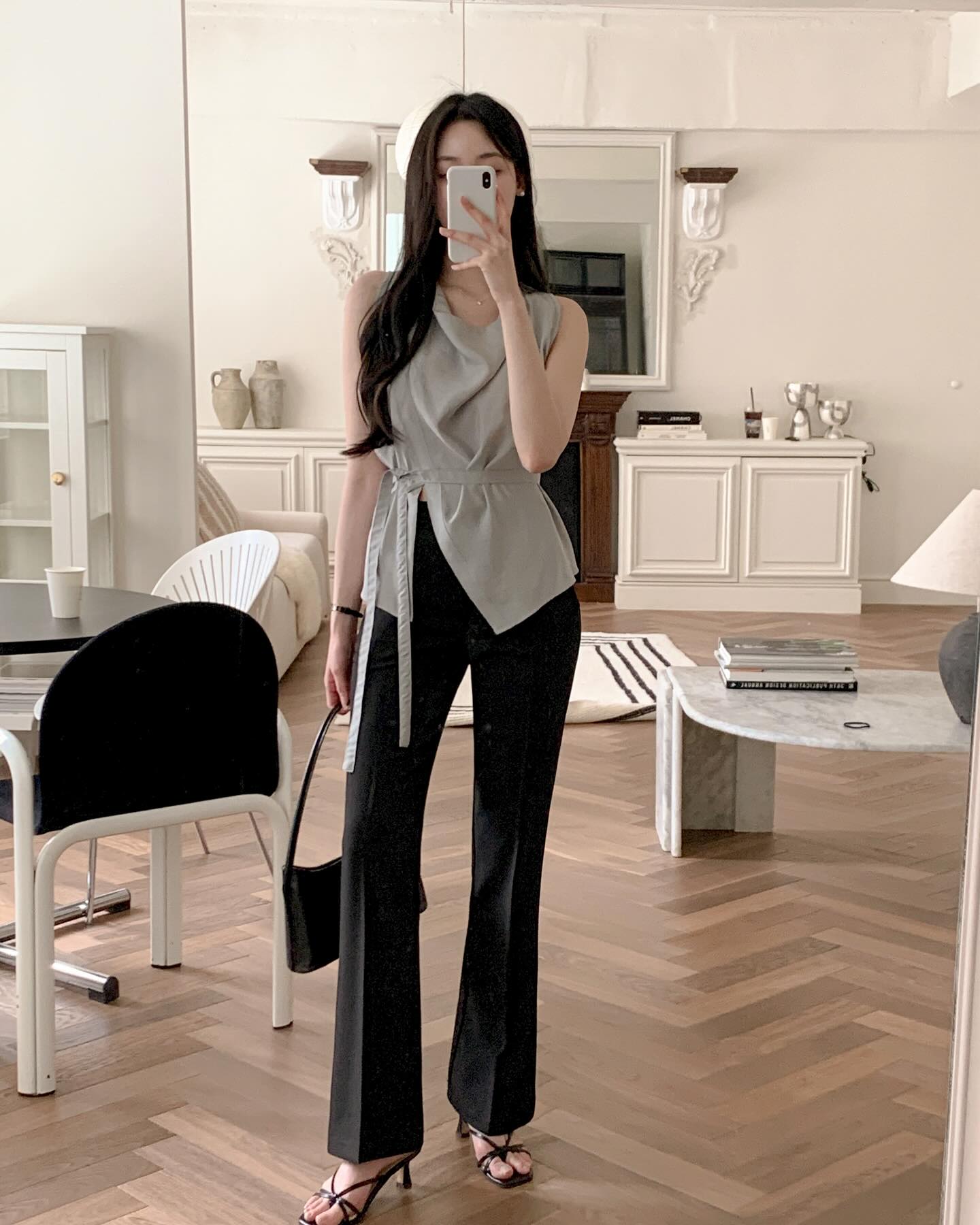 10 cách mặc quần đen sành điệu trong mọi hoàn cảnh, dành cho ai thích phong cách basic - Ảnh 6. 10 cách mặc quần đen sành điệu trong mọi hoàn cảnh, dành cho ai thích phong cách basic - Ảnh 6.