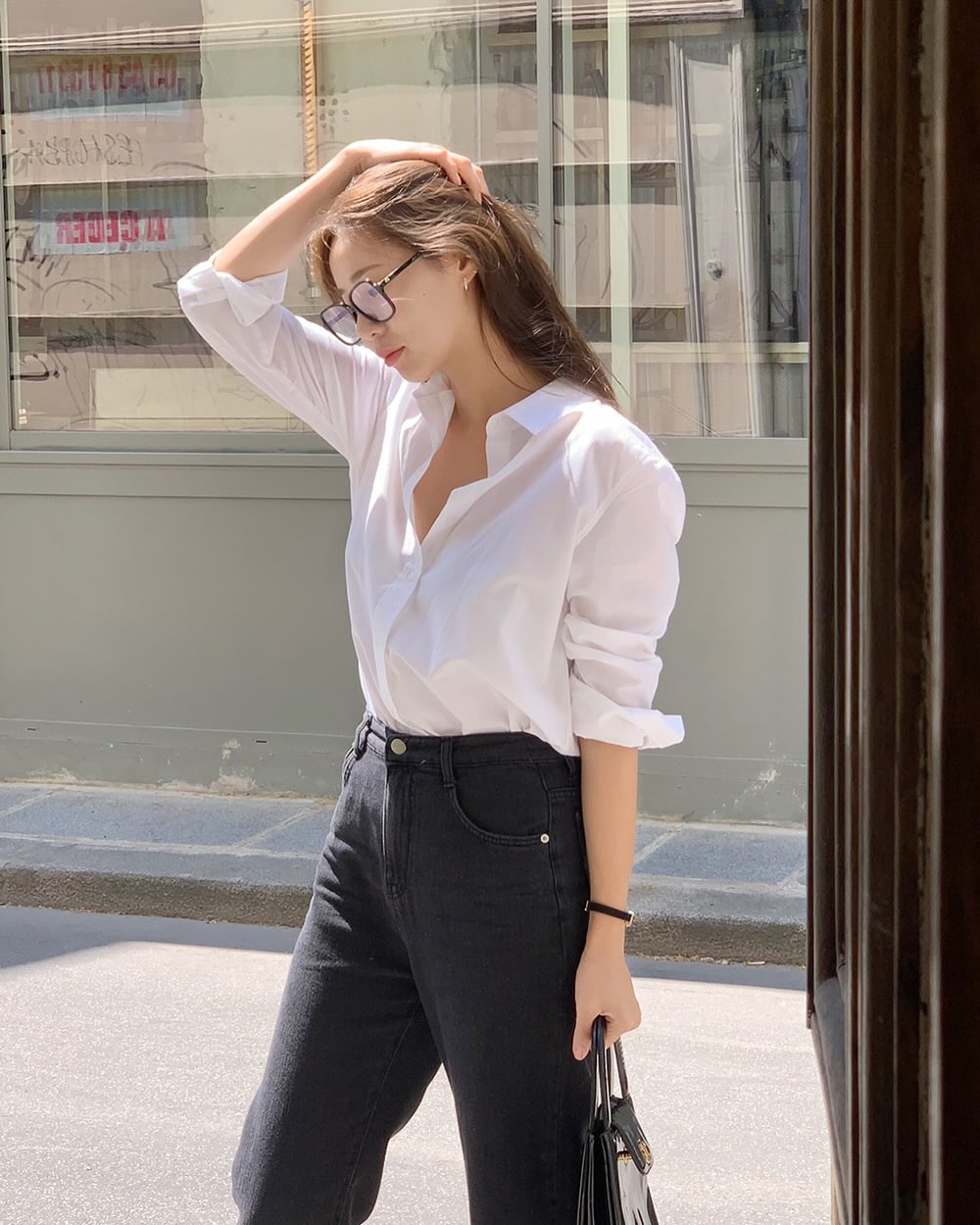 10 cách mặc quần đen sành điệu trong mọi hoàn cảnh, dành cho ai thích phong cách basic - Ảnh 5. 10 cách mặc quần đen sành điệu trong mọi hoàn cảnh, dành cho ai thích phong cách basic - Ảnh 5.