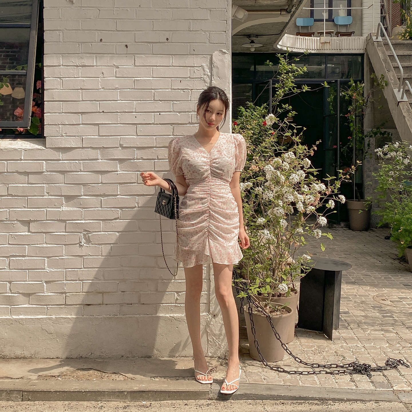 Váy và sandal: Sự kết hợp tôn dáng đỉnh cao và biến bạn thành nàng thơ trong mùa hè - Ảnh 7. Váy và sandal: Sự kết hợp tôn dáng đỉnh cao và biến bạn thành nàng thơ trong mùa hè - Ảnh 7.