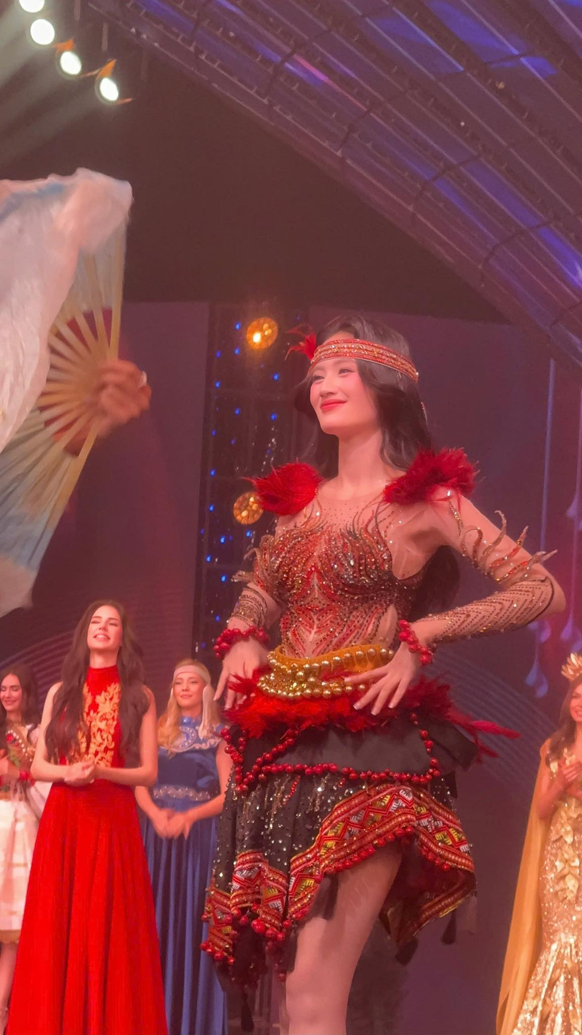 Trực tiếp Chung kết Miss World 2025: Hoa hậu Ý Nhi dừng chân trước top 20, cuộc đua vương miện đang "căng cực"- Ảnh 24. Trực tiếp Chung kết Miss World 2025: Hoa hậu Ý Nhi dừng chân trước top 20, cuộc đua vương miện đang "căng cực"- Ảnh 24.