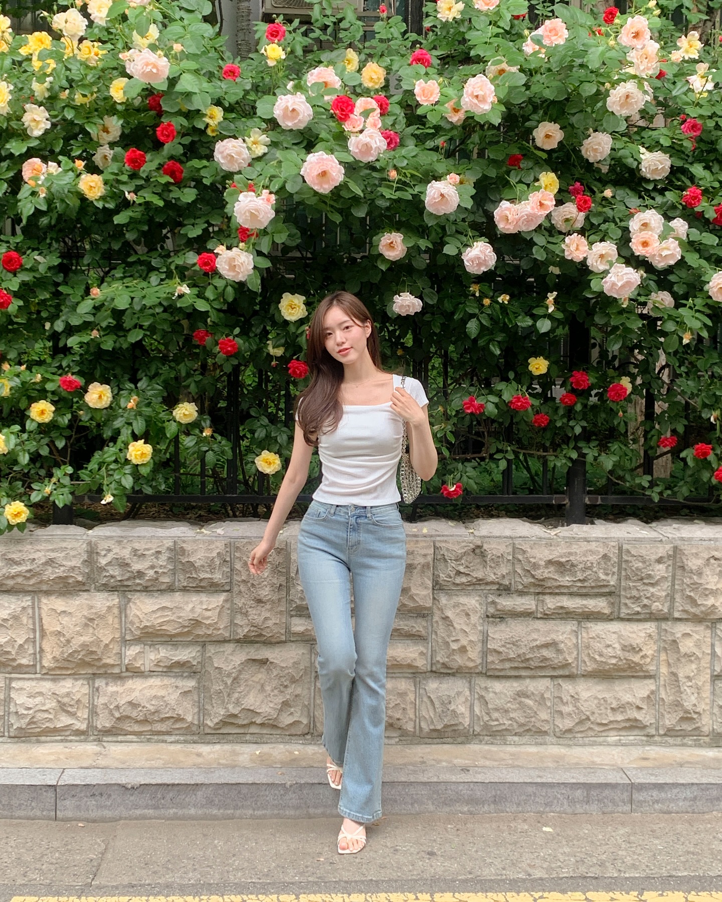 Mặc trang phục denim theo 9 cách này trong mùa hè là sành điệu và sang chảnh nhất - Ảnh 2. Mặc trang phục denim theo 9 cách này trong mùa hè là sành điệu và sang chảnh nhất - Ảnh 2.