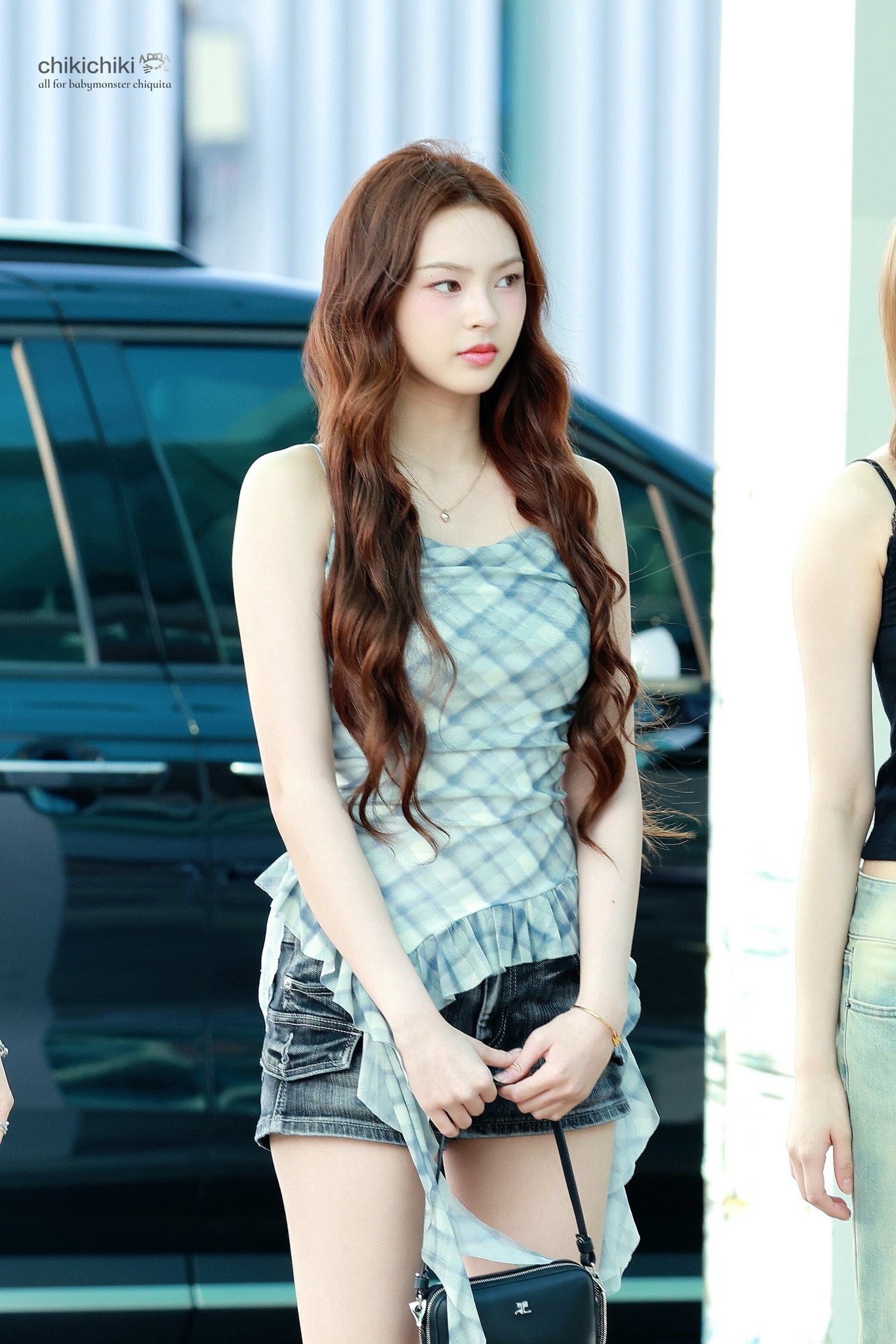 Em gái BlackPink đổ bộ sân bay Tân Sơn Nhất đêm khuya - Ảnh 11.