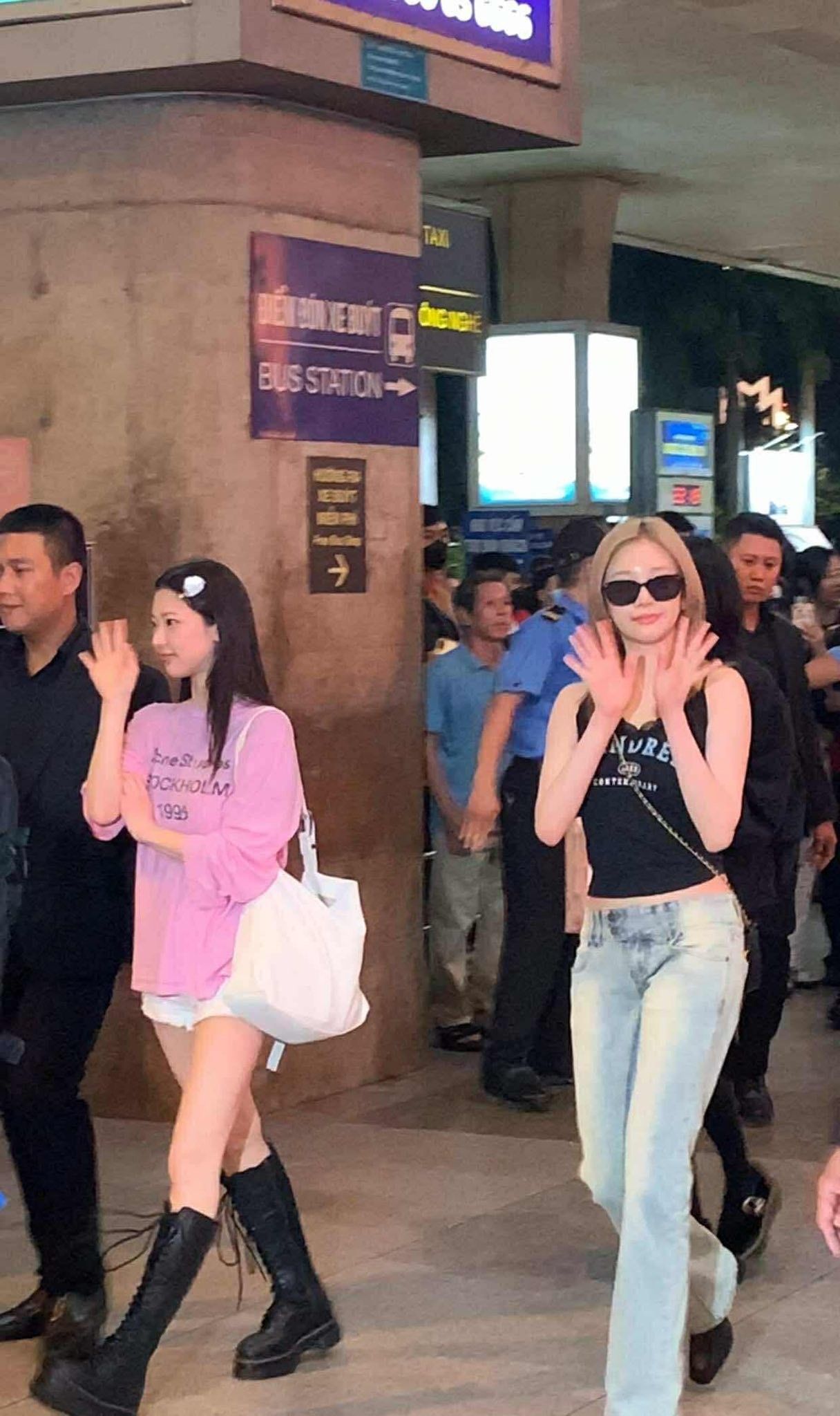 Em gái BlackPink đổ bộ sân bay Tân Sơn Nhất đêm khuya - Ảnh 4.