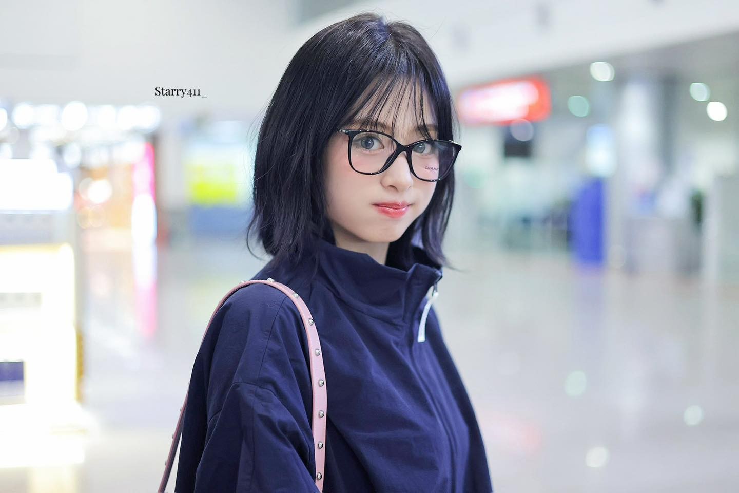 Em gái BlackPink đổ bộ sân bay Tân Sơn Nhất đêm khuya - Ảnh 2.