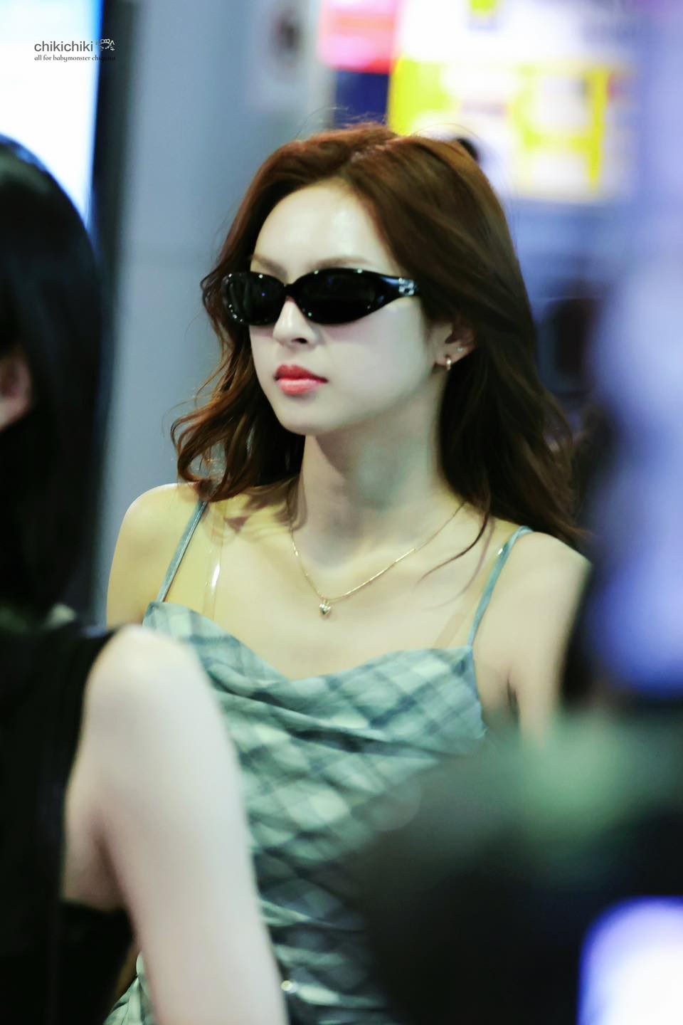 Em gái BlackPink đổ bộ sân bay Tân Sơn Nhất đêm khuya - Ảnh 1.