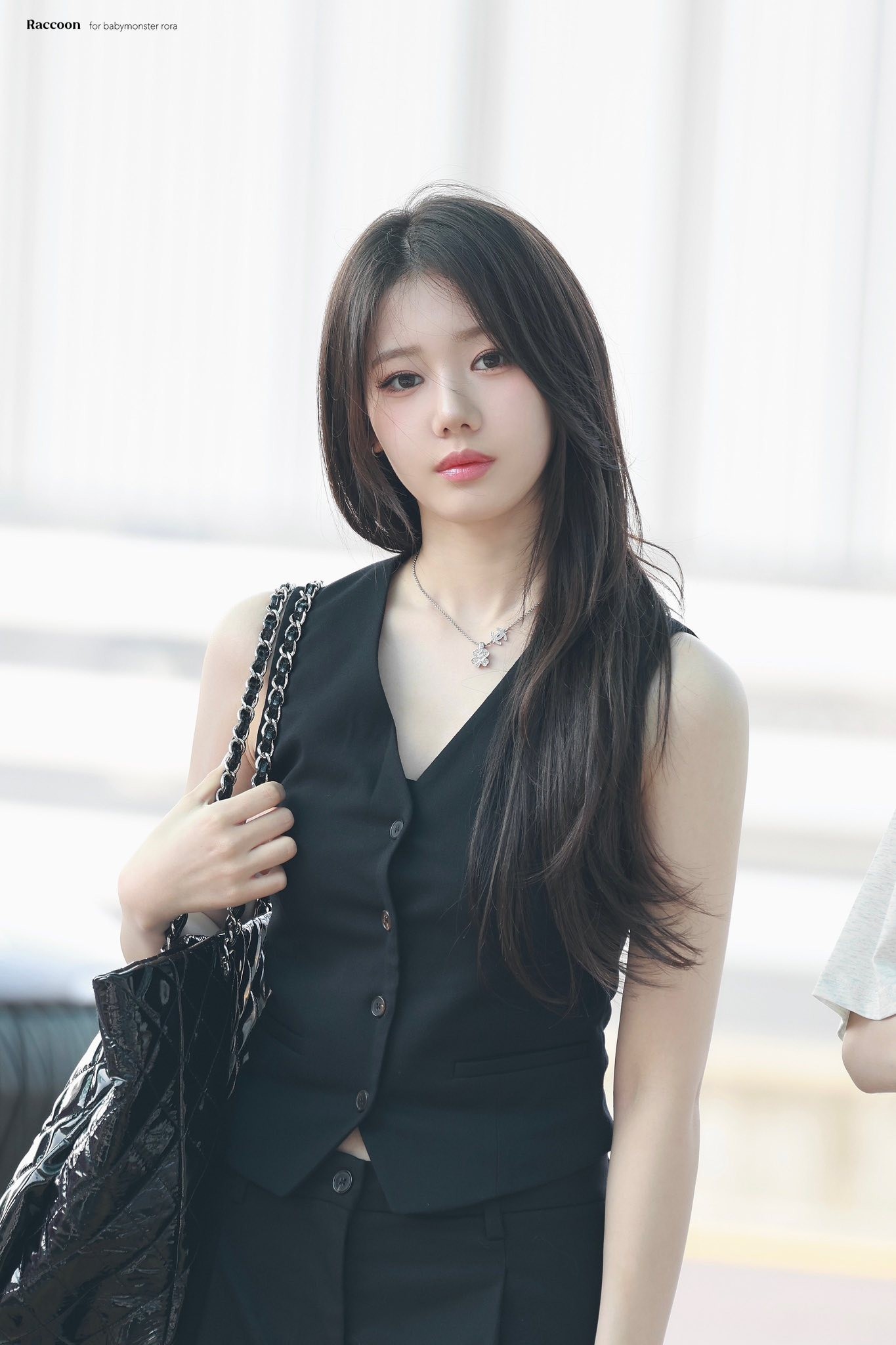 Em gái BlackPink đổ bộ sân bay Tân Sơn Nhất đêm khuya - Ảnh 8.