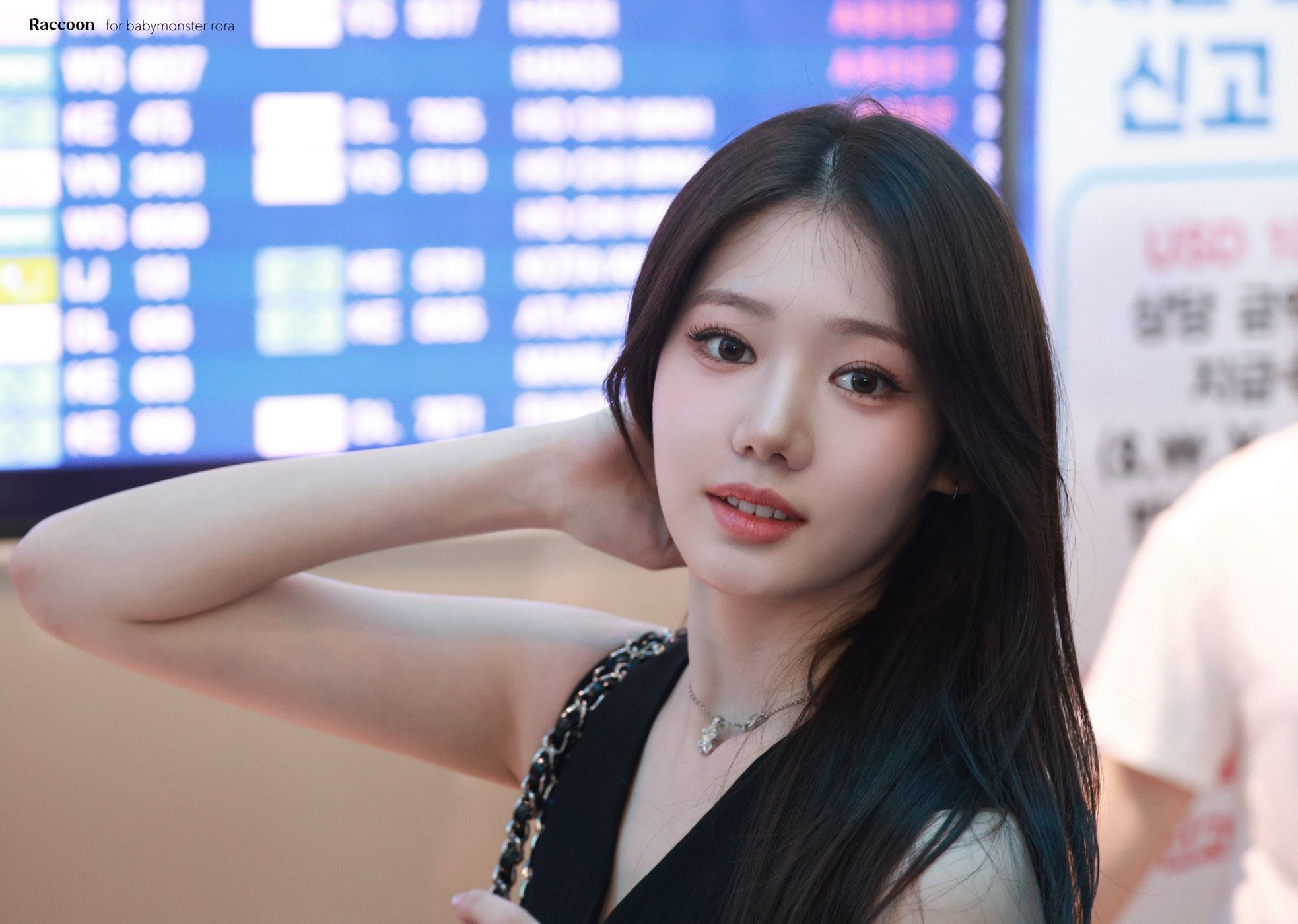 Em gái BlackPink đổ bộ sân bay Tân Sơn Nhất đêm khuya - Ảnh 12.