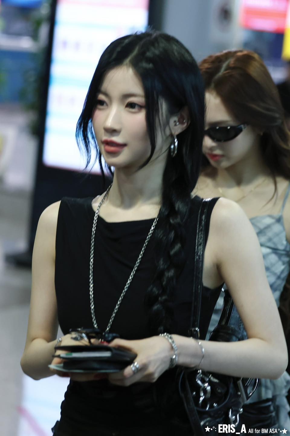 Em gái BlackPink đổ bộ sân bay Tân Sơn Nhất đêm khuya - Ảnh 3.