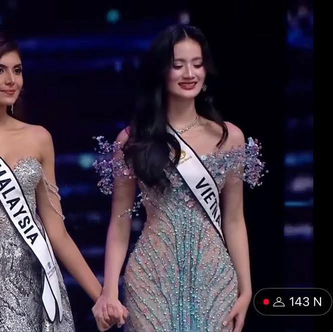 Trực tiếp Chung kết Miss World 2025: Hoa hậu Ý Nhi dừng chân trước top 20, cuộc đua vương miện đang "căng cực"- Ảnh 11. Trực tiếp Chung kết Miss World 2025: Hoa hậu Ý Nhi dừng chân trước top 20, cuộc đua vương miện đang "căng cực"- Ảnh 11.