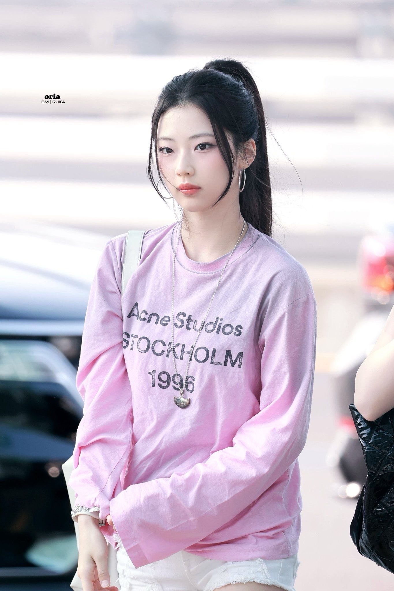 Em gái BlackPink đổ bộ sân bay Tân Sơn Nhất đêm khuya - Ảnh 10.