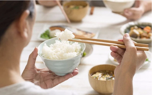 Thói quen đơn giản khi ăn được danh y Hoa Đà coi như bí quyết sống thọ, giúp "bách bệnh tiêu tan" - Ảnh 1. Thói quen đơn giản khi ăn được danh y Hoa Đà coi như bí quyết sống thọ, giúp "bách bệnh tiêu tan" - Ảnh 1.