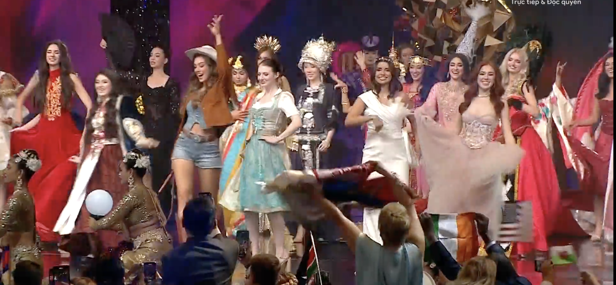 Trực tiếp Chung kết Miss World 2025: Hoa hậu Ý Nhi dừng chân trước top 20, cuộc đua vương miện đang "căng cực"- Ảnh 23. Trực tiếp Chung kết Miss World 2025: Hoa hậu Ý Nhi dừng chân trước top 20, cuộc đua vương miện đang "căng cực"- Ảnh 23.