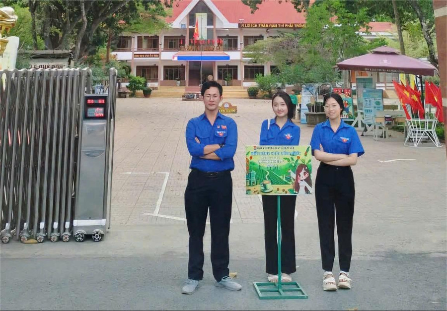 Bức thư tay xúc động của nam sinh lớp 12 gửi cô hiệu trưởng ở phố núi - Ảnh 3. Bức thư tay xúc động của nam sinh lớp 12 gửi cô hiệu trưởng ở phố núi - Ảnh 3.
