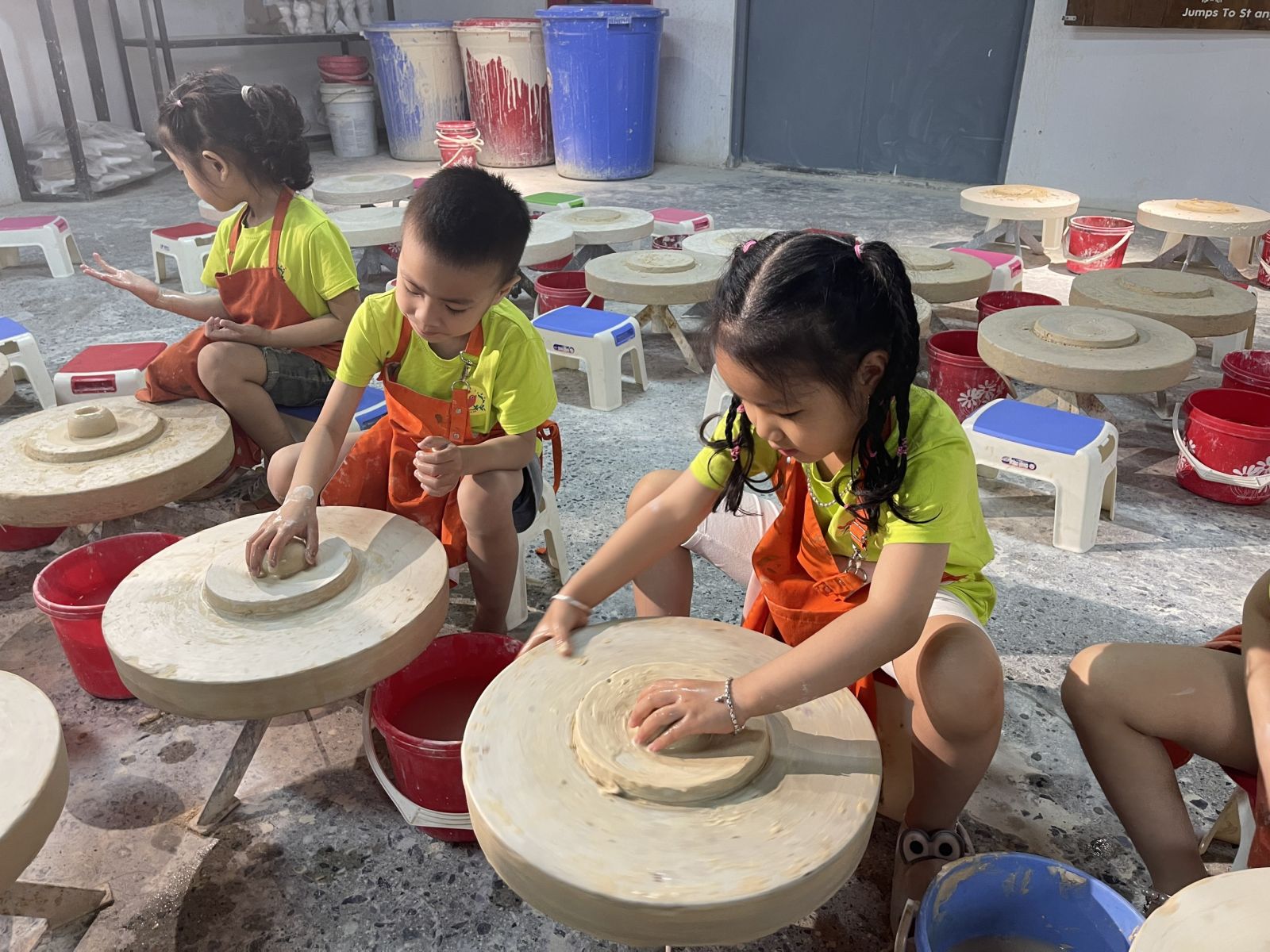 Ngày 1/6, cùng con &quot;du hí&quot; làng quê Bắc Bộ: Trẻ được thỏa thích vui chơi, trải nghiệm văn hóa, càng thêm yêu quê hương đất nước!- Ảnh 1.