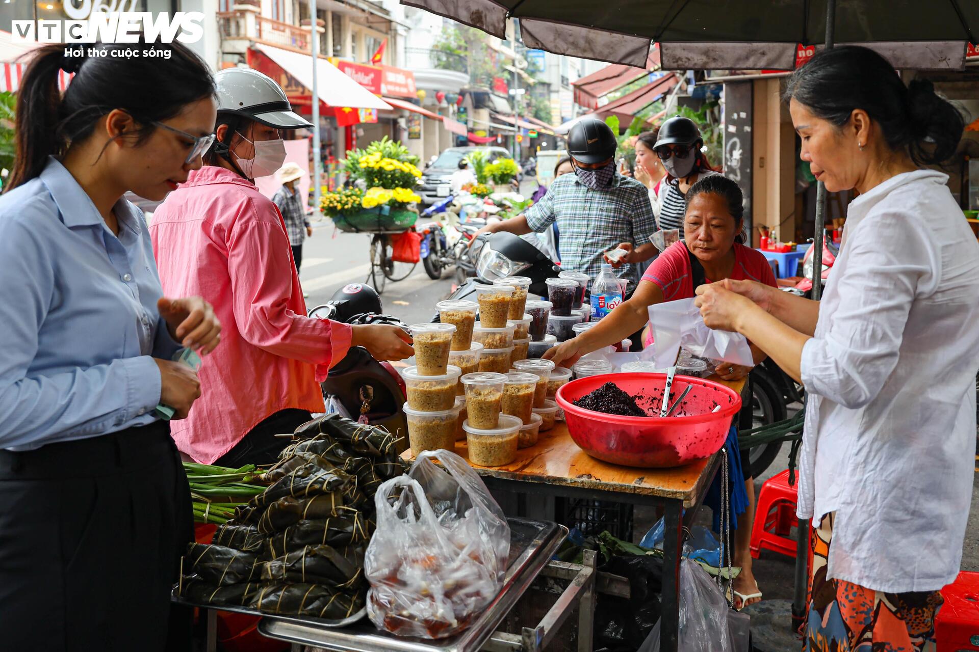 Bán cả trăm mâm cúng ngũ sắc trong ngày Tết Đoan ngọ - Ảnh 2. Bán cả trăm mâm cúng ngũ sắc trong ngày Tết Đoan ngọ - Ảnh 2.