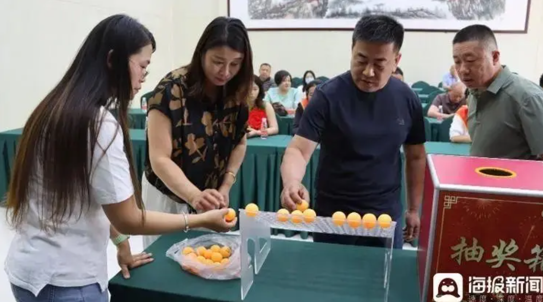 Ngôi làng chơi lớn: 11 năm liên tiếp tặng nhà 100m2, chia cổ tức cho trai làng đủ 22 tuổi để kích thích tinh thần "an cư lập nghiệp" - Ảnh 1. Ngôi làng chơi lớn: 11 năm liên tiếp tặng nhà 100m2, chia cổ tức cho trai làng đủ 22 tuổi để kích thích tinh thần "an cư lập nghiệp" - Ảnh 1.