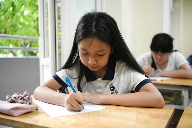 'Nghẹt thở' đua vào Trường Nguyễn Tất Thành, 1 chọi 18 - Ảnh 9. 'Nghẹt thở' đua vào Trường Nguyễn Tất Thành, 1 chọi 18 - Ảnh 9.