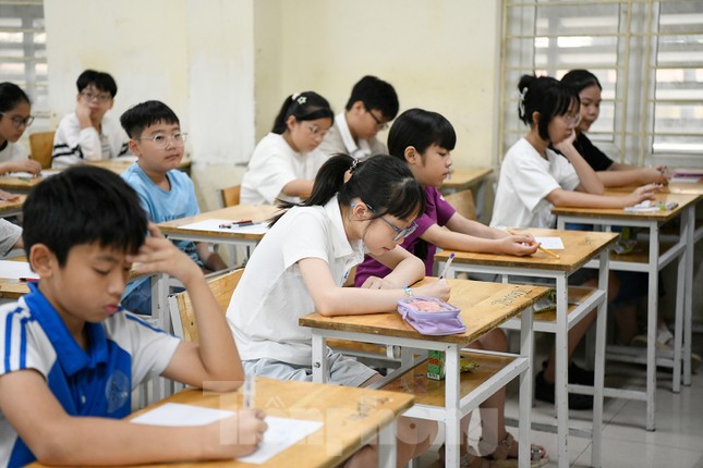 'Nghẹt thở' đua vào Trường Nguyễn Tất Thành, 1 chọi 18 - Ảnh 10. 'Nghẹt thở' đua vào Trường Nguyễn Tất Thành, 1 chọi 18 - Ảnh 10.