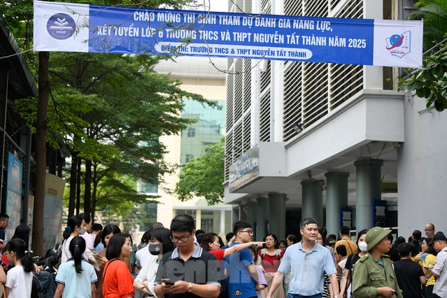 'Nghẹt thở' đua vào Trường Nguyễn Tất Thành, 1 chọi 18 - Ảnh 6. 'Nghẹt thở' đua vào Trường Nguyễn Tất Thành, 1 chọi 18 - Ảnh 6.