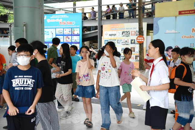 'Nghẹt thở' đua vào Trường Nguyễn Tất Thành, 1 chọi 18 - Ảnh 12. 'Nghẹt thở' đua vào Trường Nguyễn Tất Thành, 1 chọi 18 - Ảnh 12.