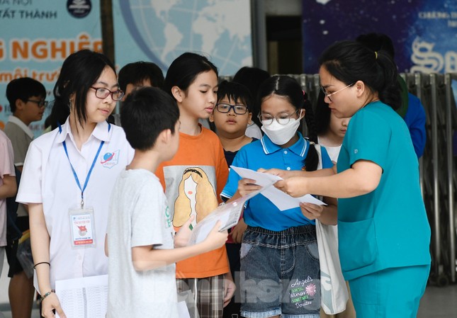 'Nghẹt thở' đua vào Trường Nguyễn Tất Thành, 1 chọi 18 - Ảnh 13. 'Nghẹt thở' đua vào Trường Nguyễn Tất Thành, 1 chọi 18 - Ảnh 13.