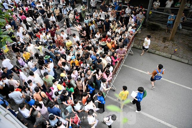 'Nghẹt thở' đua vào Trường Nguyễn Tất Thành, 1 chọi 18 - Ảnh 1. 'Nghẹt thở' đua vào Trường Nguyễn Tất Thành, 1 chọi 18 - Ảnh 1.