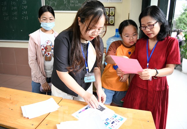 'Nghẹt thở' đua vào Trường Nguyễn Tất Thành, 1 chọi 18 - Ảnh 4. 'Nghẹt thở' đua vào Trường Nguyễn Tất Thành, 1 chọi 18 - Ảnh 4.