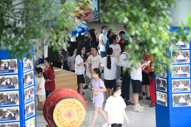 'Nghẹt thở' đua vào Trường Nguyễn Tất Thành, 1 chọi 18 - Ảnh 3. 'Nghẹt thở' đua vào Trường Nguyễn Tất Thành, 1 chọi 18 - Ảnh 3.