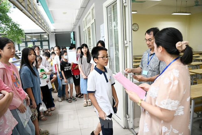 'Nghẹt thở' đua vào Trường Nguyễn Tất Thành, 1 chọi 18 - Ảnh 11. 'Nghẹt thở' đua vào Trường Nguyễn Tất Thành, 1 chọi 18 - Ảnh 11.