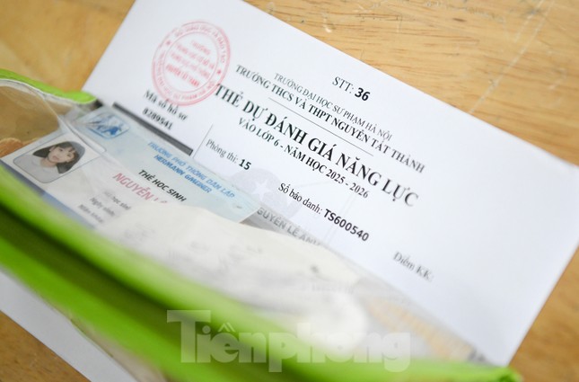 'Nghẹt thở' đua vào Trường Nguyễn Tất Thành, 1 chọi 18 - Ảnh 2. 'Nghẹt thở' đua vào Trường Nguyễn Tất Thành, 1 chọi 18 - Ảnh 2.