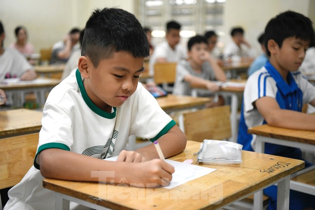 'Nghẹt thở' đua vào Trường Nguyễn Tất Thành, 1 chọi 18 - Ảnh 8. 'Nghẹt thở' đua vào Trường Nguyễn Tất Thành, 1 chọi 18 - Ảnh 8.