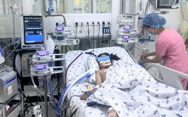 “Cánh cửa hẹp” mở ra nhờ ECMO: Bé gái hồi phục sau gần 6 tuần nguy kịch - Ảnh 1.