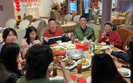 Đi họp lớp, CEO nói dối chỉ là 1 nhân viên văn phòng: Về nhà, tôi đơ người với dòng tin nhắn vỏn vẹn 4 câu, cả đời không quên - Ảnh 1.