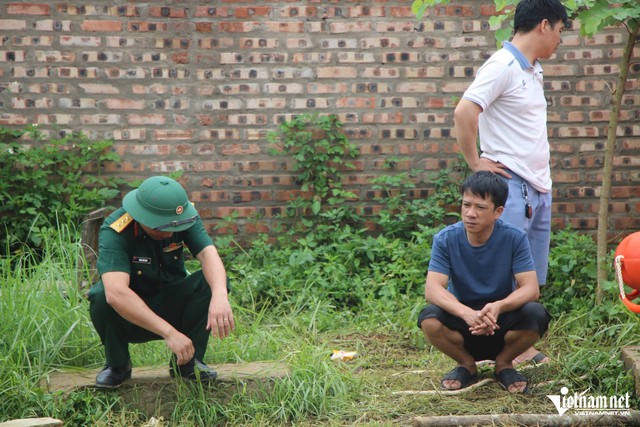 Người thân túc trực tại "hố tử thần", khắc khoải hy vọng tin tức: Gia đình cần một câu trả lời rõ ràng để thôi day dứt - Ảnh 1. Người thân túc trực tại "hố tử thần", khắc khoải hy vọng tin tức: Gia đình cần một câu trả lời rõ ràng để thôi day dứt - Ảnh 1.