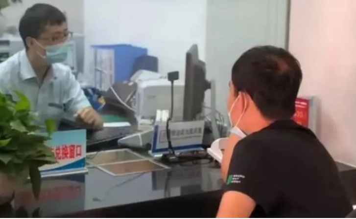 Khách gửi tiết kiệm 1,1 tỷ đồng với mức lãi 288 triệu/năm, 6 tháng sau phát hiện tiền được dùng mua bảo hiểm, còn được thông báo: “Rút trước hạn sẽ bị phạt 65 triệu” - Ảnh 1.