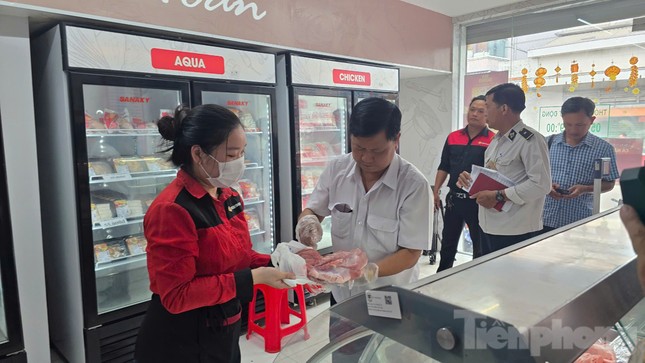 Vụ C.P bị tố bán thịt bẩn: Giấy chứng nhận an toàn thực phẩm hết hạn - Ảnh 2. Vụ C.P bị tố bán thịt bẩn: Giấy chứng nhận an toàn thực phẩm hết hạn - Ảnh 2.
