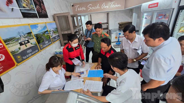 Vụ C.P bị tố bán thịt bẩn: Giấy chứng nhận an toàn thực phẩm hết hạn - Ảnh 1. Vụ C.P bị tố bán thịt bẩn: Giấy chứng nhận an toàn thực phẩm hết hạn - Ảnh 1.