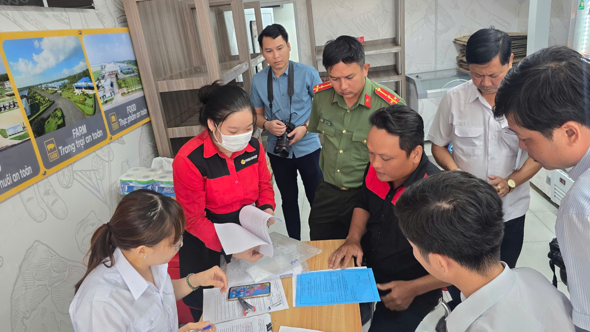 Vụ cửa hàng của C.P. Việt Nam bị "tố" bán thịt heo bệnh: Thông tin mới từ đoàn kiểm tra - Ảnh 1. Vụ cửa hàng của C.P. Việt Nam bị "tố" bán thịt heo bệnh: Thông tin bất ngờ từ đoàn kiểm tra - Ảnh 1.