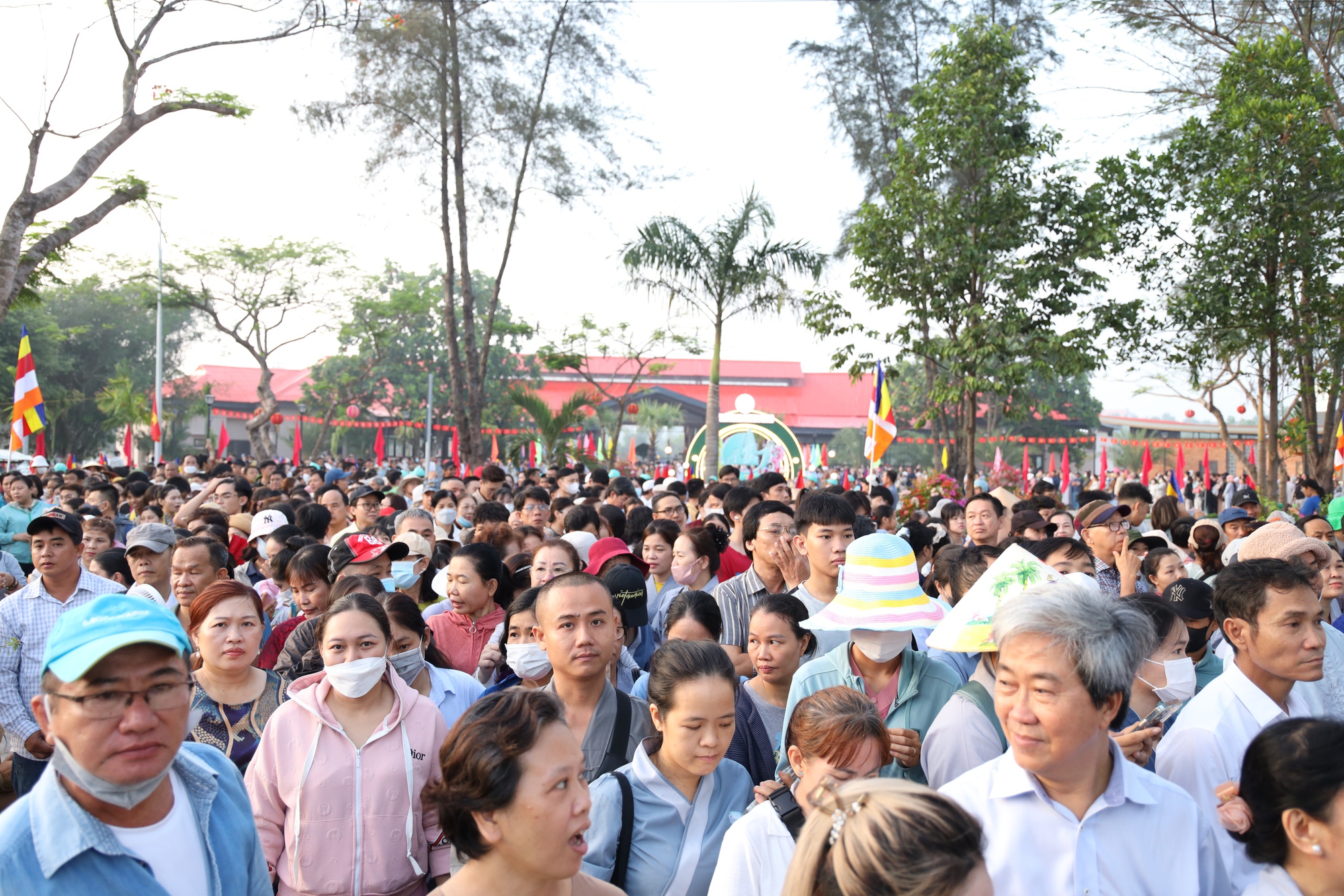 TP HCM: Hàng ngàn người đang hướng về chùa Thanh Tâm- Ảnh 10. TP HCM: Hàng ngàn người đang hướng về chùa Thanh Tâm- Ảnh 10.
