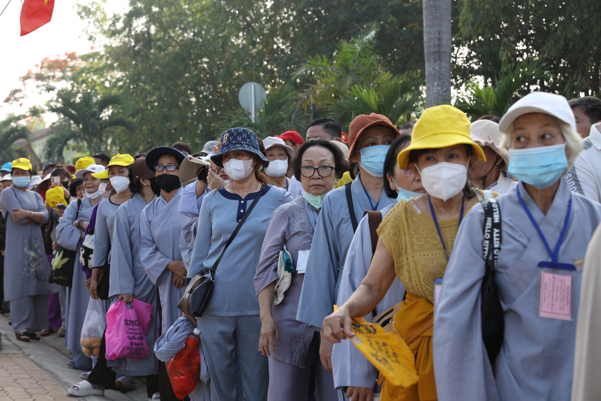 TP HCM: Hàng ngàn người đang hướng về chùa Thanh Tâm- Ảnh 12. TP HCM: Hàng ngàn người đang hướng về chùa Thanh Tâm- Ảnh 12.