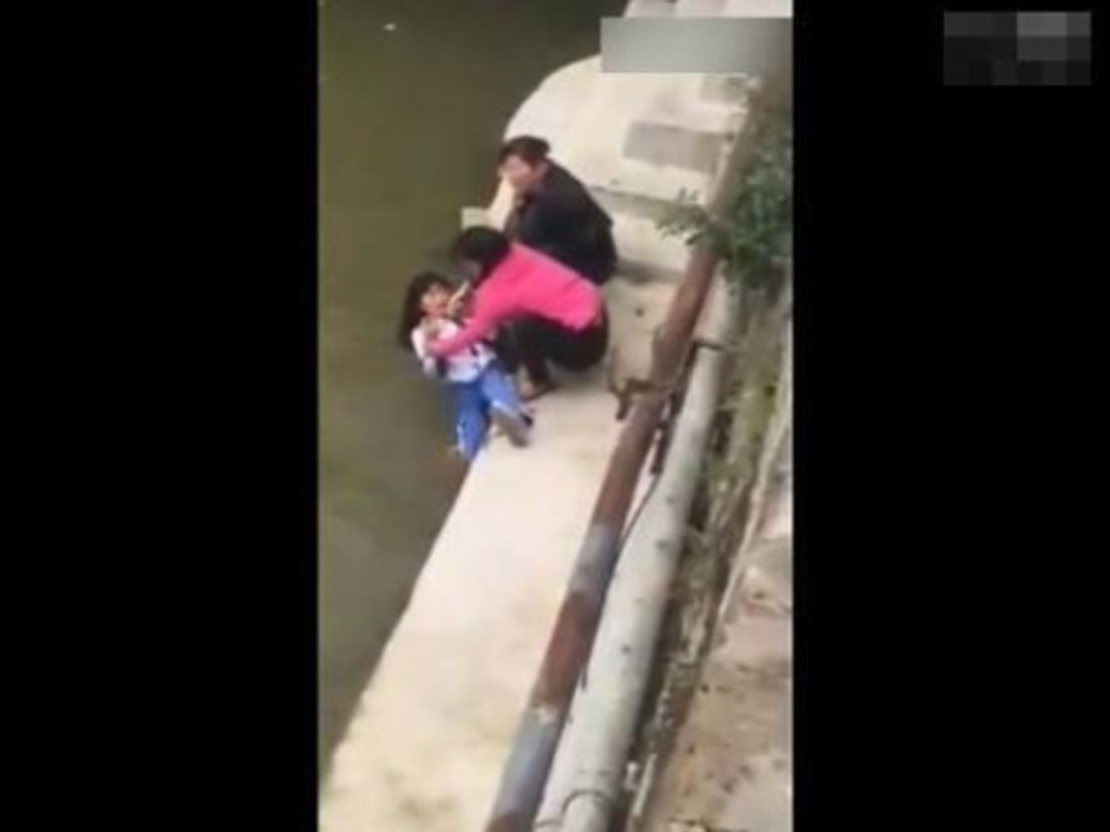 Đoạn clip người mẹ trừng phạt con gái khiến nhiều người phải tắt vội vì vượt qua cả giới hạn chịu đựng- Ảnh 1. Đoạn clip người mẹ trừng phạt con gái khiến nhiều người phải tắt vội vì vượt qua cả giới hạn chịu đựng- Ảnh 1.